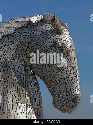 Dettaglio della testa di uno degli enormi Kelpie cavalli a Falkirk, Scozia. Essa è opera di Andy Scott. Foto Stock