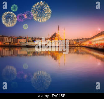 Panorama di Istanbul in un drammatico tramonto dal Ponte di Galata con fuochi d'artificio, Istanbul, Turchia Foto Stock