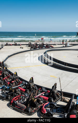 Go-kart schierati sulla pista fronte spiaggia di Daytona Beach, Florida, USA. Foto Stock