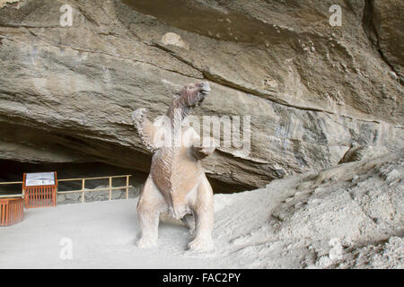 Regione di Magallanes, Cile - 22 Novembre 2015 : Statua del bradipo gigante al di fuori di entrata di Milodon Cave in Cueva dl Natur Milodon Foto Stock