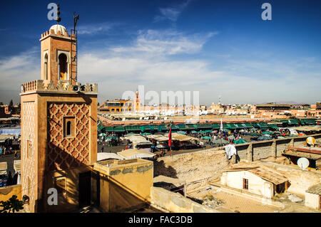 Minareto che si affaccia su Piazza Jemaa El Fnaa di Marrakech, Marocco Foto Stock