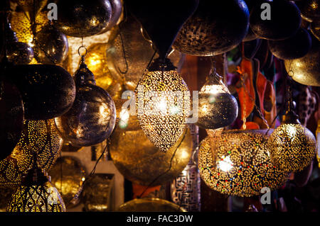 Paralumi in vendita in un souk di Marrakech Foto Stock