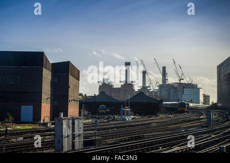 La stazione di Victoria a Londra con Battersea Power Station in background Foto Stock