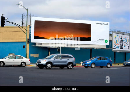 Una ed Ruscha pittura è riprodotto su una pubblicità outdoor billboard in Oakland, CA durante l'arte ovunque evento. Foto Stock