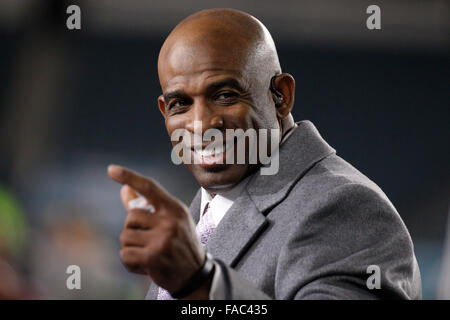 Philadelphia, Pennsylvania, USA. Il 26 dicembre, 2015. Rete di NFL Deion Sanders reagisce prima del gioco di NFL tra Washington Redskins e Philadelphia Eagles al Lincoln Financial Field di Philadelphia, Pennsylvania. Christopher Szagola/CSM/Alamy Live News Foto Stock