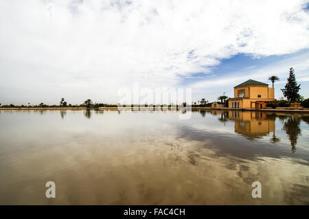 Il padiglione che si affaccia sulla piscina in Giardini Menara - Marrakech, Marocco Foto Stock