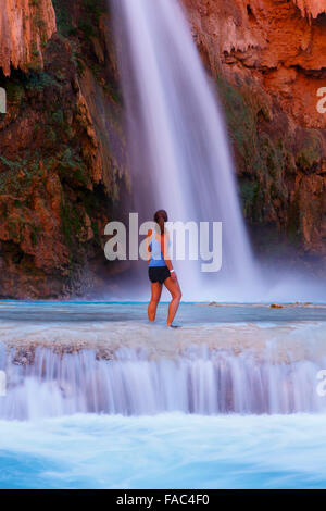 Un visitatore a Havasu Falls, Havasupai Indian Reservation, Grand Canyon, Arizona. (Modello rilasciato) Foto Stock