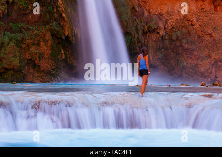 Un visitatore a Havasu Falls, Havasupai Indian Reservation, Grand Canyon, Arizona. (Modello rilasciato) Foto Stock