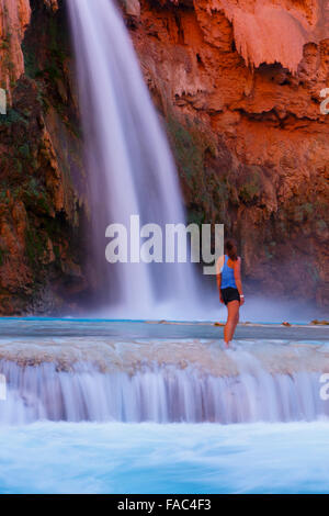 Un visitatore a Havasu Falls, Havasupai Indian Reservation, Grand Canyon, Arizona. (Modello rilasciato) Foto Stock