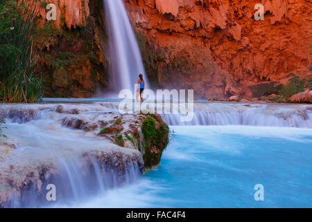 Un visitatore a Havasu Falls, Havasupai Indian Reservation, Grand Canyon, Arizona. (Modello rilasciato) Foto Stock