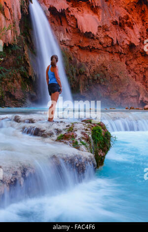 Un visitatore a Havasu Falls, Havasupai Indian Reservation, Grand Canyon, Arizona. (Modello rilasciato) Foto Stock