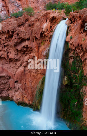 Escursionista presso Mooney, cascate Havasupai Indian Reservation, Grand Canyon, Arizona. Foto Stock