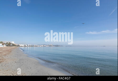 Svuotare bellissima Playa d'en Bossa con Air Europa voli regolari da Palma de Mallorca overhead discendente in una giornata di sole Foto Stock