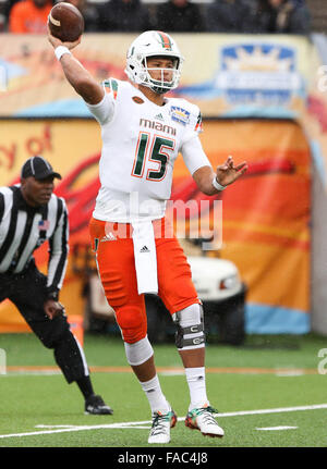 El Paso, TX, Stati Uniti d'America. Il 26 dicembre, 2015. Miami QB Brad Kaaya #15 attorno a buttare la palla downfield durante il NCAA Football gioco tra gli uragani di Miami e il Washington State Cougars alla Hyundai Sun Bowl nel Sun Bowl Stadium di El Paso, TX. Kyle Okita/CSM/Alamy Live News Foto Stock
