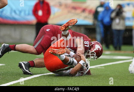 El Paso, TX, Stati Uniti d'America. Il 26 dicembre, 2015. Stato di Washington il suo destino Vaeao #97 sacchi di Miami Brad Kaaya #15 durante il NCAA Football gioco tra gli uragani di Miami e il Washington State Cougars alla Hyundai Sun Bowl nel Sun Bowl Stadium di El Paso, TX. Kyle Okita/CSM/Alamy Live News Foto Stock