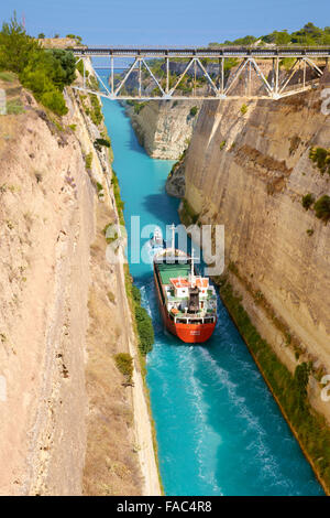 Corinto - barca in antico canale di Corinto, Peloponneso, Grecia Foto Stock