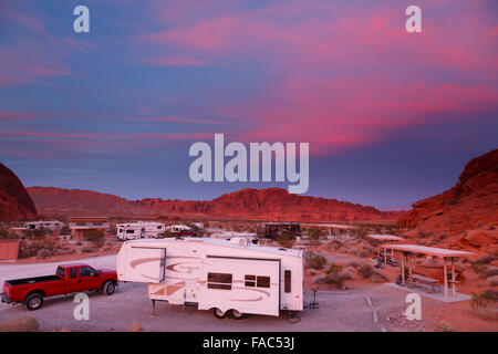 Atlatl campeggio, la Valle del Fuoco State Park, vicino a Las Vegas, Nevada. Foto Stock