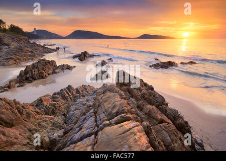 Thailandia - Phuket isola tropicale di Patong Beach al tramonto Foto Stock