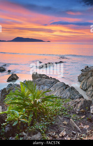 Thailandia - Isola di Phuket, Patong Beach, tramonto paesaggi di tempo Foto Stock