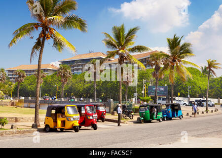 Sri Lanka - Colombo City, un tuk tuk taxi, tipica vista sulle strade Foto Stock