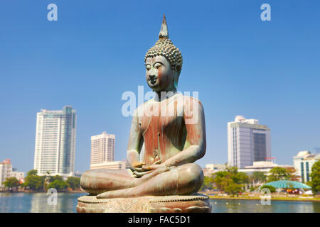 Sri Lanka - Colombo, Seema Malaka tempio sulla Beira lago paesaggio della città Foto Stock