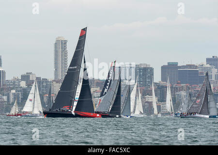 Sydney, Australia. Il 26 dicembre, 2015. Rolex Sydney Hobart Yacht Race 2015. Yachts preparare per la partenza della 629 miglia nautiche gara da Sydney a Hobart sul Porto di Sydney. © Azione Sport Plus/Alamy Live News Foto Stock