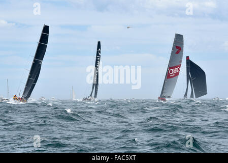 Sydney, Australia. Il 26 dicembre, 2015. Rolex Sydney Hobart Yacht Race 2015. I leader testa fuori per vedere. Rambler posseduta da George David dagli USA tipo JK 27m Canting Maxi, perpetuo proprietario fedele/skipper da Anthony campana del NSW tipo Juan-K 100, Comanche possedute da Jim Clark &AMP; Kristy Hinze Clark da SA skipper da skipper Ken leggere il tipo 100 Supermaxi e Wild Oats XI di proprietà di Robert Oatley da NSW skipper di Mark Richards tipo RP100. © Azione Sport Plus/Alamy Live News Foto Stock