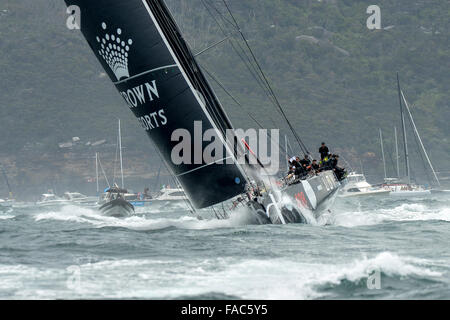 Sydney, Australia. Il 26 dicembre, 2015. Rolex Sydney Hobart Yacht Race 2015. Licenza perpetua proprietario fedele/skipper da Anthony campana del NSW tipo Juan-K 100. Include ex Australian cricket capitano Michael Clark e Wallaby Kurtly Beale durante l'inizio dell'629 miglio nautico gara da Sydney a Hobart sul Porto di Sydney. © Azione Sport Plus/Alamy Live News Foto Stock