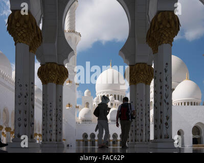 Sheikh Zayed grande moschea si trova ad Abu Dhabi la città capitale degli Emirati Arabi Uniti. Sheikh Zayed grande moschea unisce la diversità culturale del mondo islamico, storici e valori moderni di arte e architettura. Foto Stock