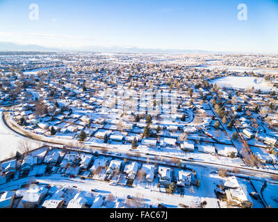 Vista aerea del quartiere residenziale coperto di neve. Foto Stock