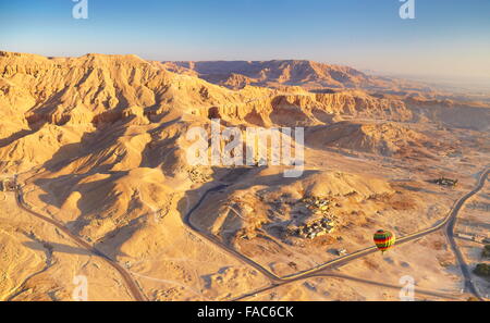 Egitto - Voli in mongolfiera sulla sponda ovest del Nilo, paesaggio di montagne Foto Stock