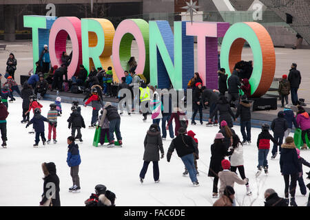 Persone pattinaggio al famoso Nathan Phillips Square a Toronto in Canada Foto Stock