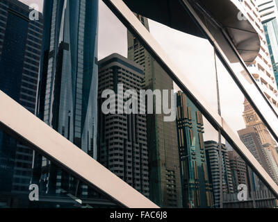 La riflessione di edifici su Sheikh Zayed Road, Dubai Emirati Arabi Uniti. Foto Stock