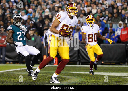 Philadelphia, Pennsylvania, USA. Il 26 dicembre, 2015. Washington Redskins manualmente l'estremità Giordania Reed (86) con l'atterraggio durante il gioco di NFL tra Washington Redskins e Philadelphia Eagles al Lincoln Financial Field di Philadelphia, Pennsylvania. Christopher Szagola/CSM/Alamy Live News Foto Stock