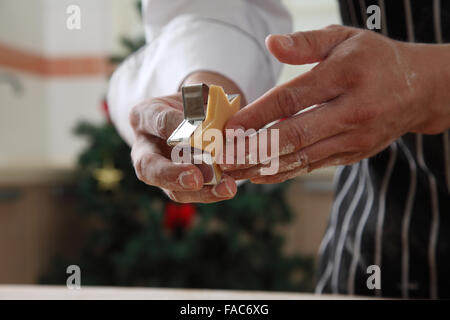 Lo chef titolari di una forma a stella taglierina Foto Stock