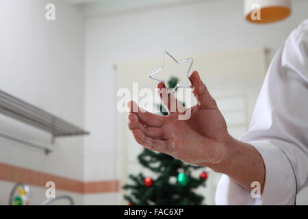 Lo chef titolari di una forma a stella taglierina Foto Stock