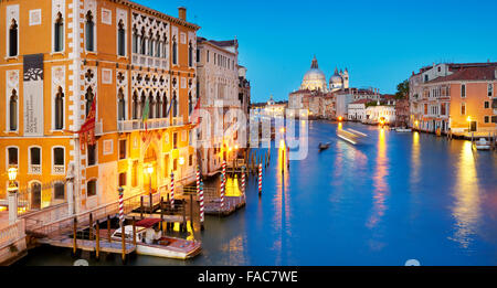 Serata al Canal Grande (Grand Canal) , Santa Maria della Salute basilica, Venezia, Veneto, Italia Foto Stock