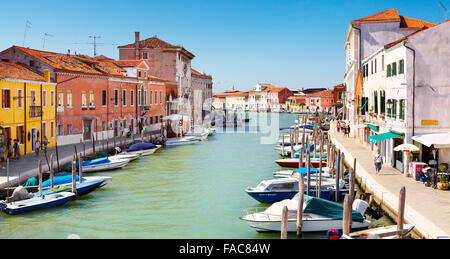 Canale delle Fondamenta Dei Vetrai con barche ormeggiate in banchina e ponte sul canal, Murano isola della laguna, Veneto, UNESCO Foto Stock