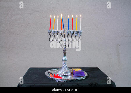 Festa ebraica Hanukkah sfondo con menorah candele accese isolato su nero Foto Stock