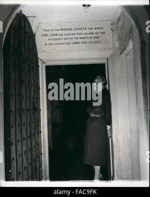 1968 - una radice di Inghilterra e la sua storia sono affittati da un americano: Magna Carta Island e la sua vecchia casa presi in consegna da Miss Alberto Bigelow American autrice, scrittore di libri per bambini e poesie, Miss Alberto Catherine Bigelow, è il nuovo occupante della Charta isola, e le sue vecchie, padre vietando inizio XIX secolo, costruita sul sito di un ex priorato. Una volta occupata da Sir Patrick Hannon MP e contenenti ancora molto vecchi mobili, Miss Bigelow è riportare i giardini e la fine degli alberi in ordine. Ella vive lì da solo, fatta eccezione per i suoi cani. Da esso lei ottiene una bella vista attraverso gli alberi o Foto Stock