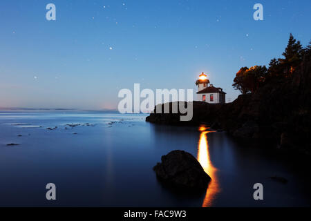 Fornace di calce faro si erge guarda oltre lo stretto di Haro sotto un cielo stellato, Washington Foto Stock