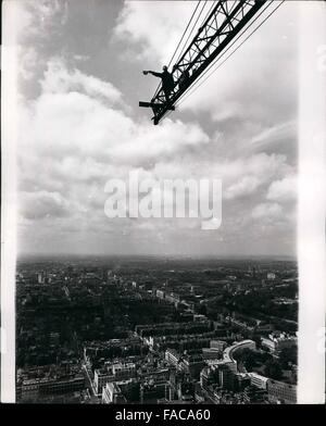 1972 - Sky-High Jim - l'uomo al top: con un sicuro dei piedi e una testa di fresco, Jimmy Wheklan si mette al lavoro - 635-piedi fino in gruista sul nuovo Museo di centralino telefonico e della torre radio off London;s Tottenham Court Road, egli ha la città di lavoro superiore. Ieri ha raggiunto la quota di successo - la cerimonia toppingout, che ha segnato il completamento dei lavori strutturali. Per Jimmi, 52-anno-vecchio irlandese, ha significato la fine di tre anni di lavoro in cui egli ha issato fino a 15.000 tonnellate di cemento, acciaio e vetro. Il risultato è una torre rotonda-costruito per il Post Office - che è più di 250-piedi ta Foto Stock