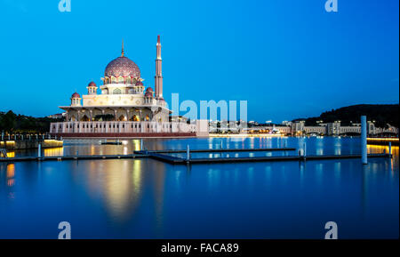 Il Putra moschea a Putrajaya in Malaysia. Foto Stock