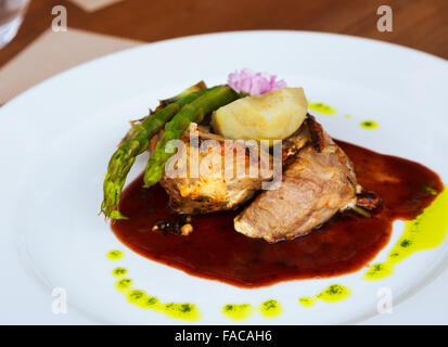 Costolette di agnello grigliate con salsa di pomodoro e verdure Foto Stock