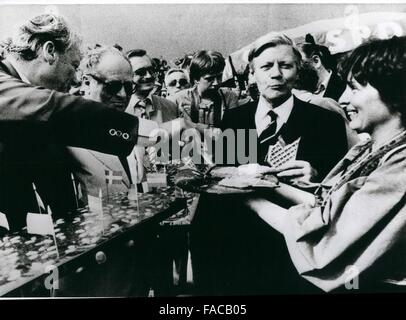 1979 - Tre cancelliere s all'europeaday del DOCUP in Norimberga/west - Germania Helmut Schmidt, brudo Kreisky e ex -il Cancelliere Willy Brandt. dove la principale attrazione - del Parlamento - giorno del DOCUP, decoyed a 20 MAGGIO 1979 più di 20000 persone al Central - Mercato di Norimberga/west - Germania. Willey Brandt (sinistra) ex-cancelliere del west - Germania e presidente della SPD, Bruno Kreisky (con occhiali scuri) cancelliere federale dell'Austria e Helmut Schmidt (secondo da destra) il suo collega da ovest - Germania dimostrarono Insieme a Lilo Seibel (destra) e Bruno Friedrich Foto Stock