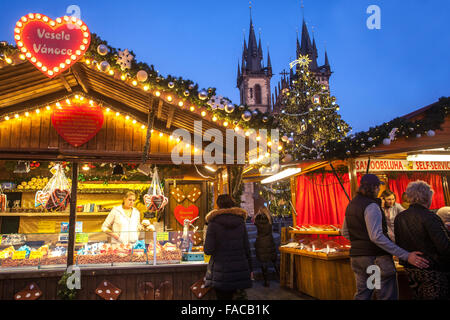 Praga mercatino di Natale Piazza della Città Vecchia Praga Repubblica Ceca tradizione Foto Stock