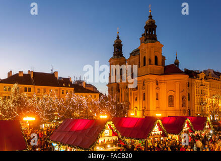 Mercato Natalizio di Praga, la Piazza della Città Vecchia, la chiesa di San Nicola, Praga, Repubblica Ceca Foto Stock