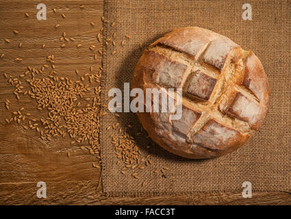 Filone di freschi fatti in casa di pasta acida pane sul tavolo di legno Foto Stock