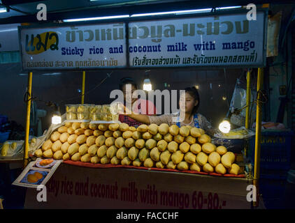 Manghi e riso appiccicoso a Bangkok, in Thailandia Foto Stock