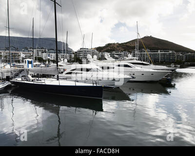 Table Bay & Waterfront Marina, Cape Town, Sud Africa Foto Stock